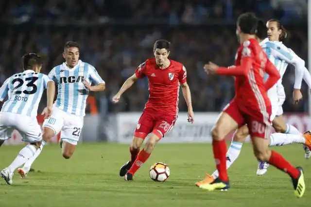 Racing no logró aprovechar que River jugó la mitad del partido con 10 y empataron sin goles