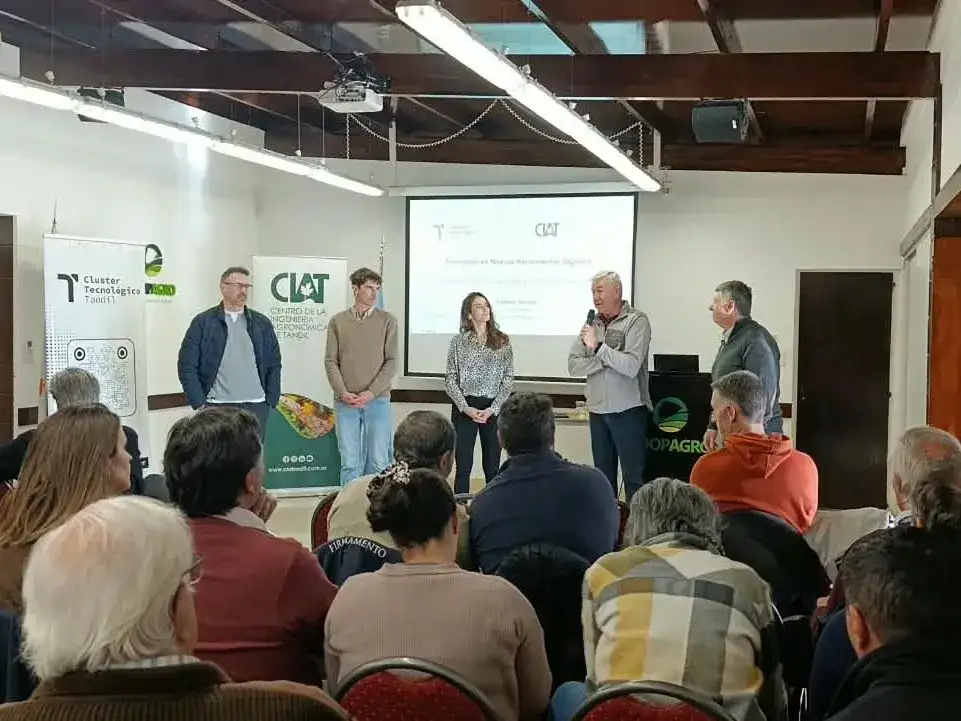 Representantes del Cluster Tecnológico y del CIAT durante la firma del convenio que estableció un marco de trabajo conjunto.