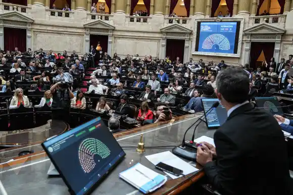 Cuál es el camino que debe seguir la Ley Ómnibus tras su aprobación en general en Diputados