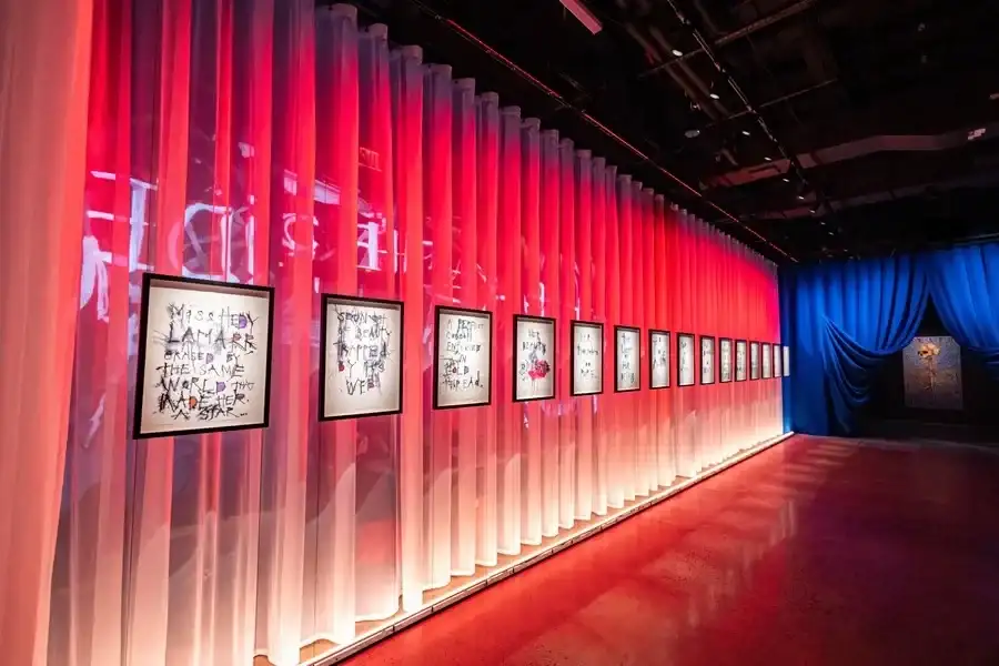 Fotografía cedida por la organización BAUART del apartado ‘Hedy Lamarr’, con obras dedicadas a la actriz e inventora Hedy Lamarr por el actor Johnny Depp, exhibidas en la exposición inmersiva ‘A bunch of stuff’ (‘Un montón de cosas’) instalada en la planta baja de un edificio del barrio de Chelsea en Nueva York (EE. UU). EFE/BAUART