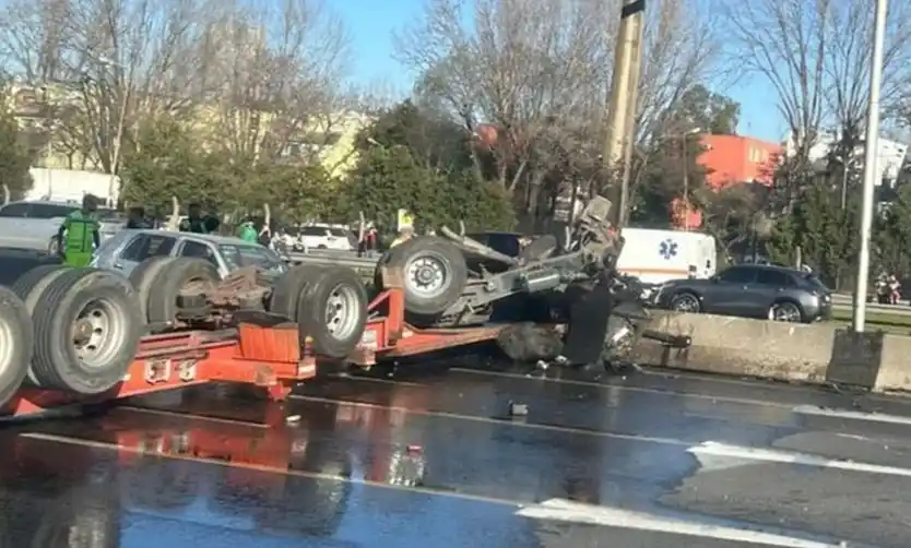 Un camión volcó en la Panamericana y quedó partido en dos: un herido