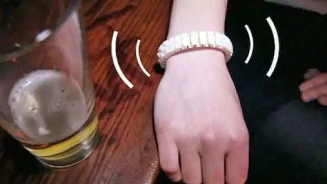 Crean una pulsera que detecta cuando una persona esta borracha