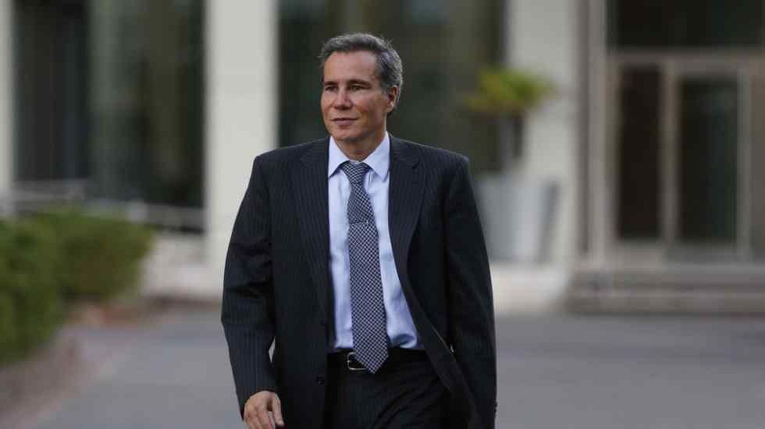 A cinco años de la muerte de Nisman,  detectaron una huella en el departamento y   era de un prefecto que pasó por el baño