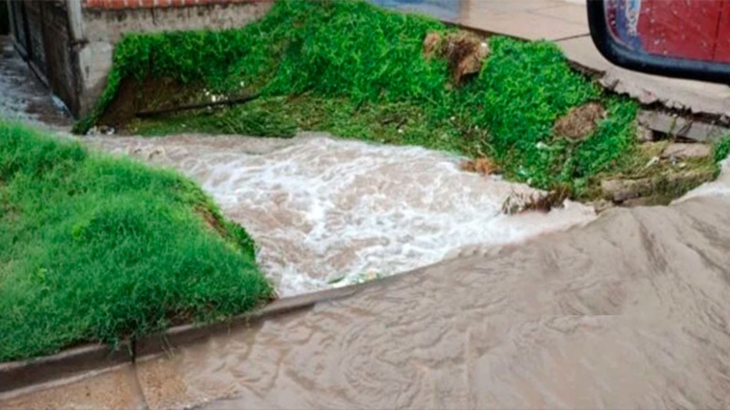 Un cadete fue arrastrado por el agua en un entubado y lo rescataron los vecinos