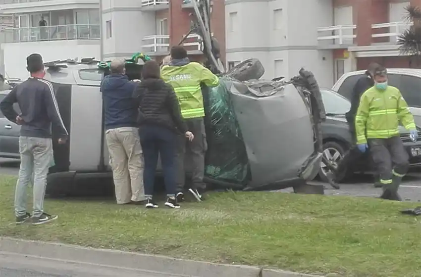 Impactante choque y vuelco en la costa