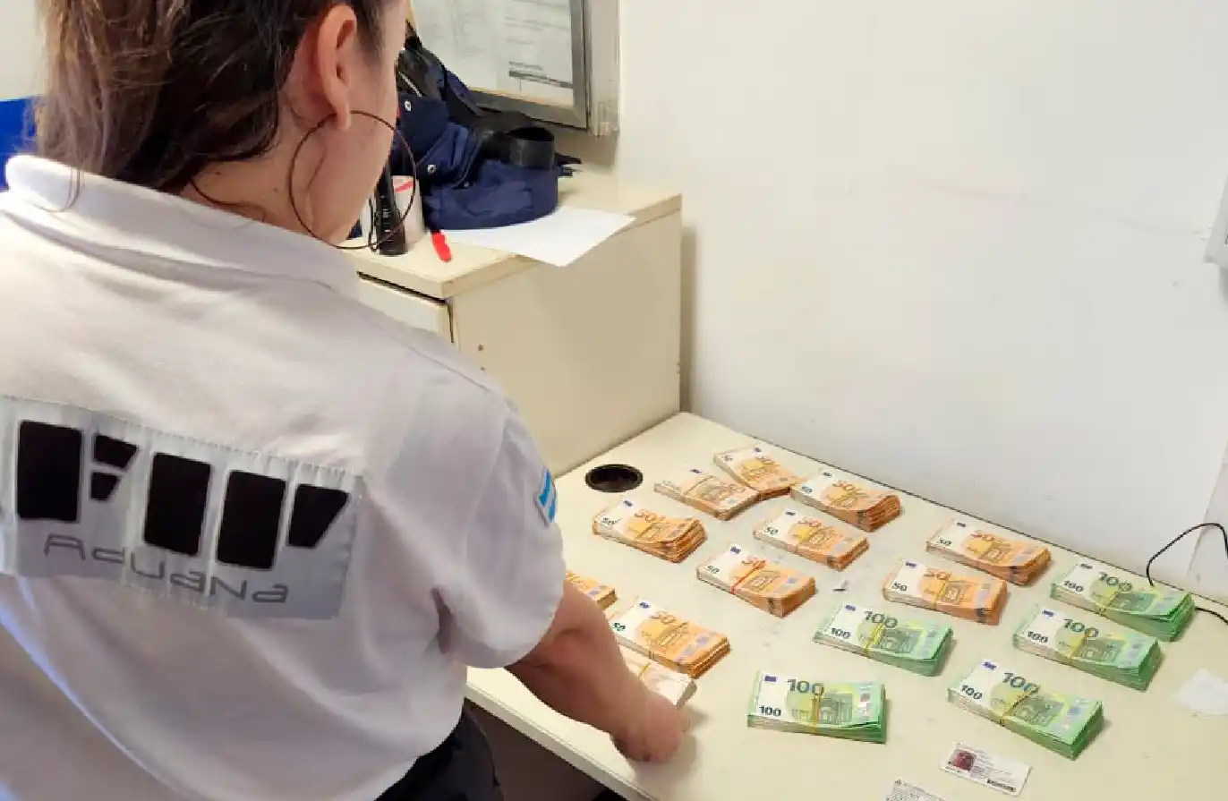 Una mujer intentó ingresar al país más de 100.000 euros sin declarar en un equipo de mate