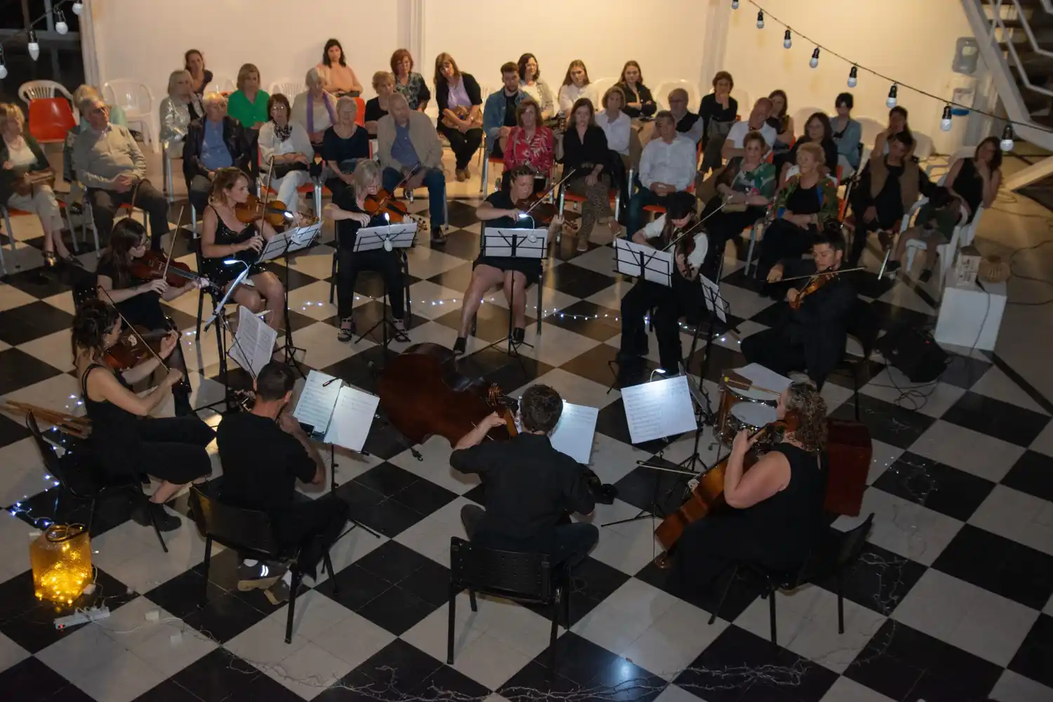 Todo con cuerda: músicos y voces locales de muy buen nivel