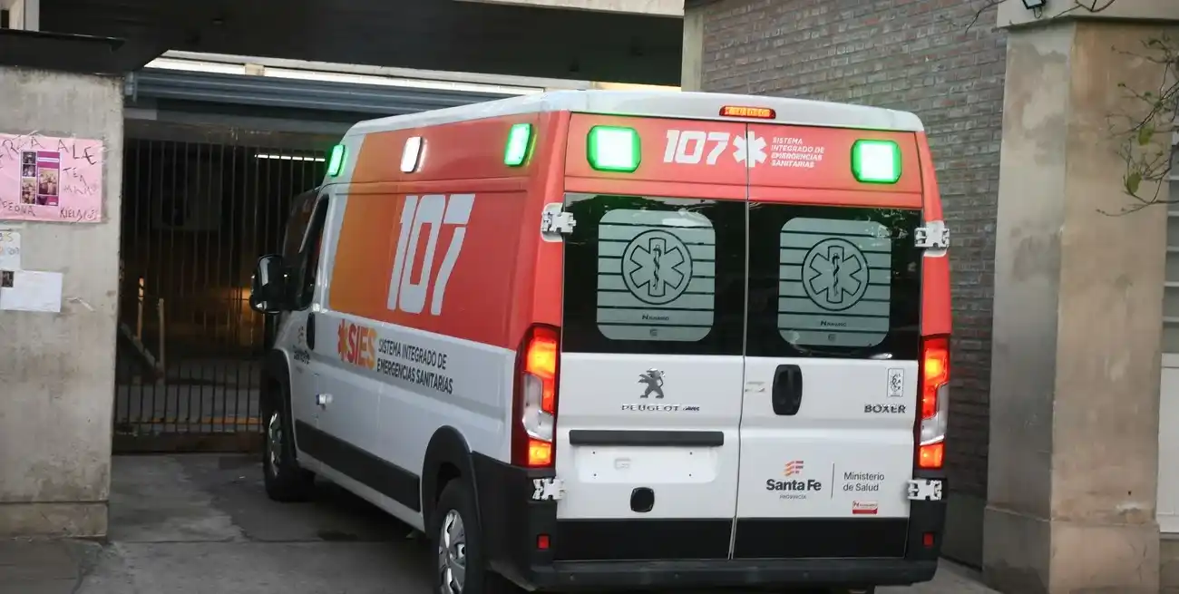 Graves lesiones: un albañil que trabajaba en un tercer piso perdió el equilibrio y cayó a la vereda en barrio Candioti Sur