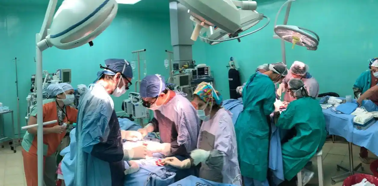 Médicos argentinos separan a bebés siameses “fusionados” por la pelvis