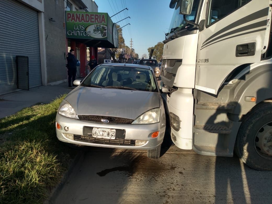 Un camión embistió a un auto frente a una estación de servicios