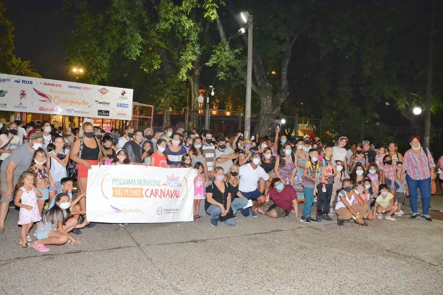 Casi 500 vecinos que no conocían el Carnaval del País recibieron entradas para ir al espectáculo