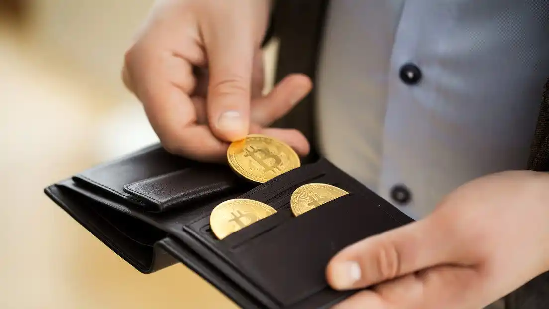 Hombre tiró a la basura un disco duro con 360 millones de dólares en bitcoines y ahora expertos de la NASA tratan de recuperarlo