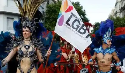 Una delegación del Carnaval del País se hizo presente en la Marcha del Orgullo 2025