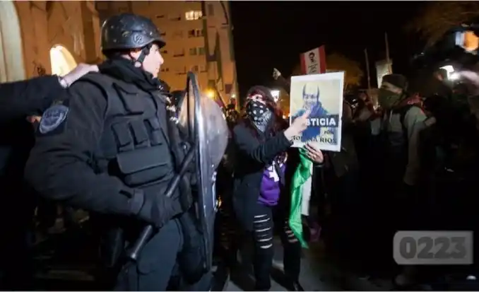 Incidentes: Feministas arrojaron materia fecal a la policía