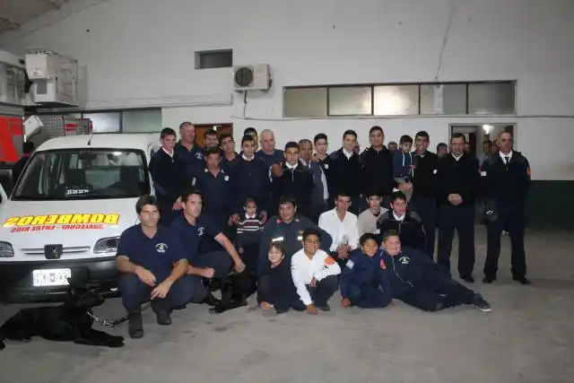 En su 45º Aniversario, Bomberos Voluntarios presentaron una nueva unidad y canes de búsqueda
