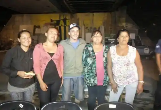 Junto a las mujeres que sostienen el comedor 
