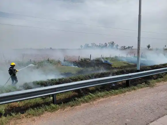 Rápida intervención para extinguir un incendio en la banquina en Ruta 19