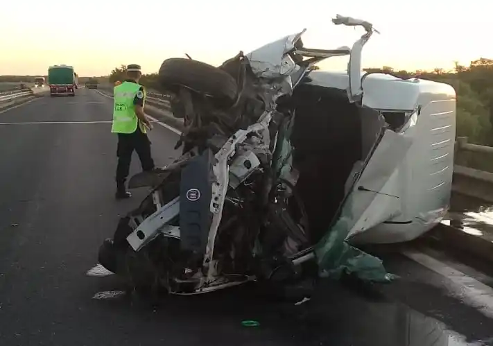 Choque entre una camioneta y un camión en el puente Gualeyán