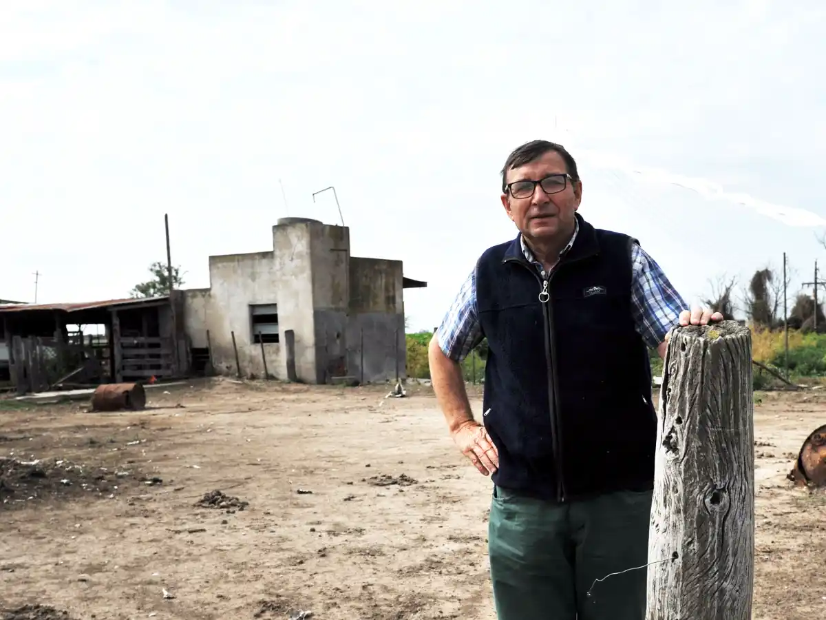 El agua lo echó del tambo y hoy trabaja como repartidor en la ciudad  