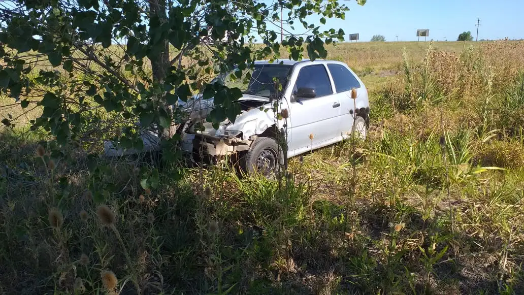 Una conductora despistó en ruta 14 y terminó chocando contra un árbol