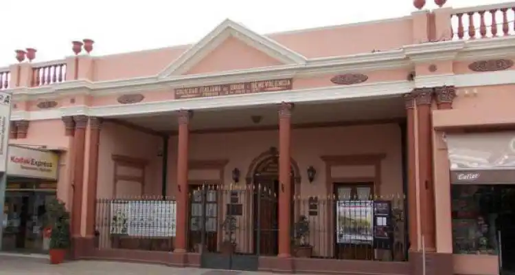 Acto del Día del Inmigrante Italiano: izan banderas en la Plaza Belgrano