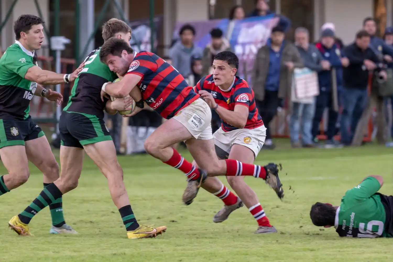 Martinotti encara, pero choca ante la muralla defensiva de Duendes. Foto: Javier Leali.