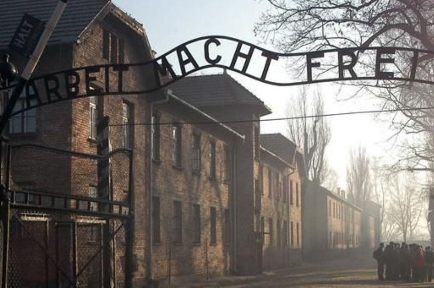 Detienen a una turista holandesa por hacer el saludo nazi en Auschwitz