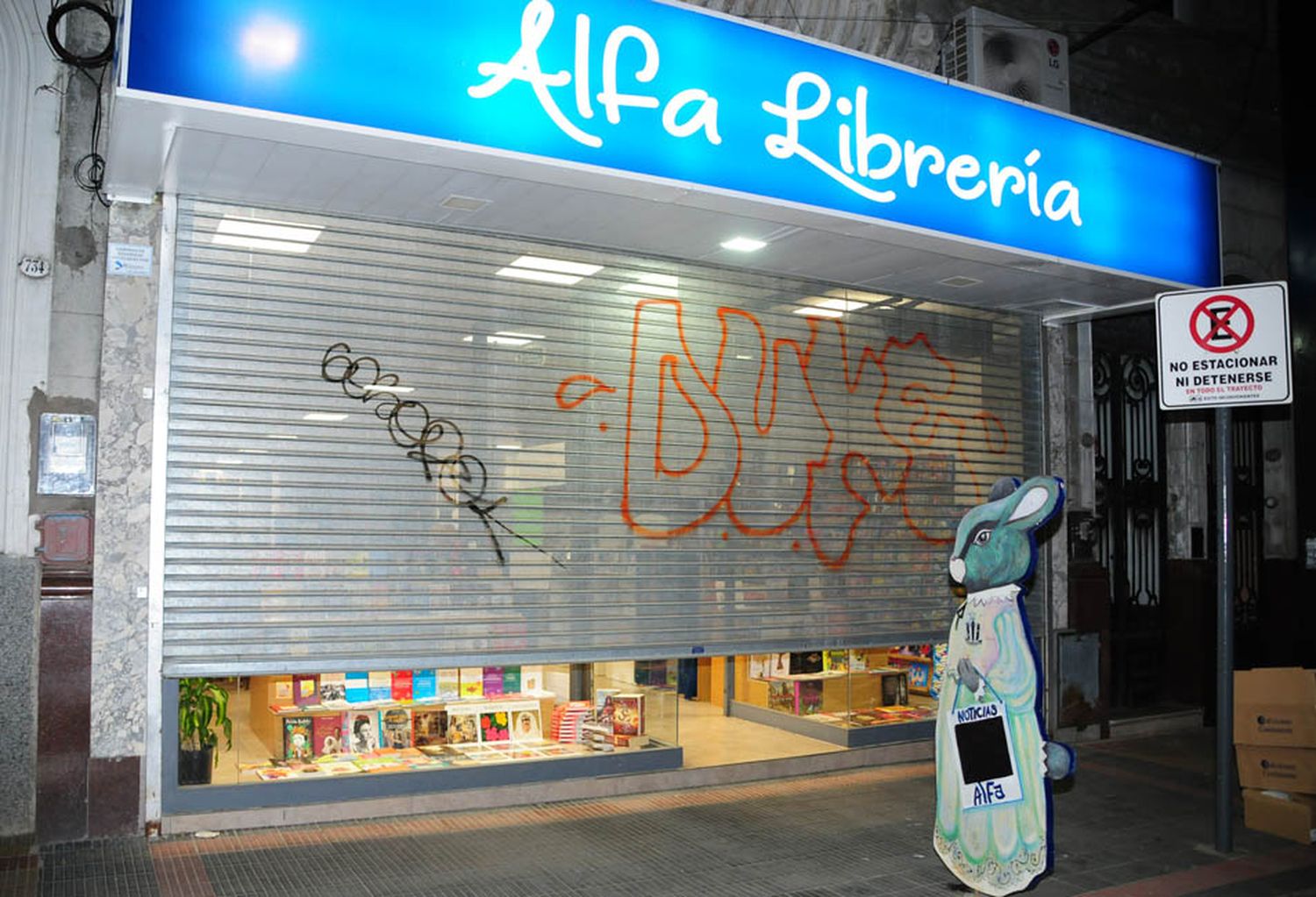 Un comercio céntrico amaneció con la persiana pintada luego de negarse a pagar por un servicio de “graffiti artístico”