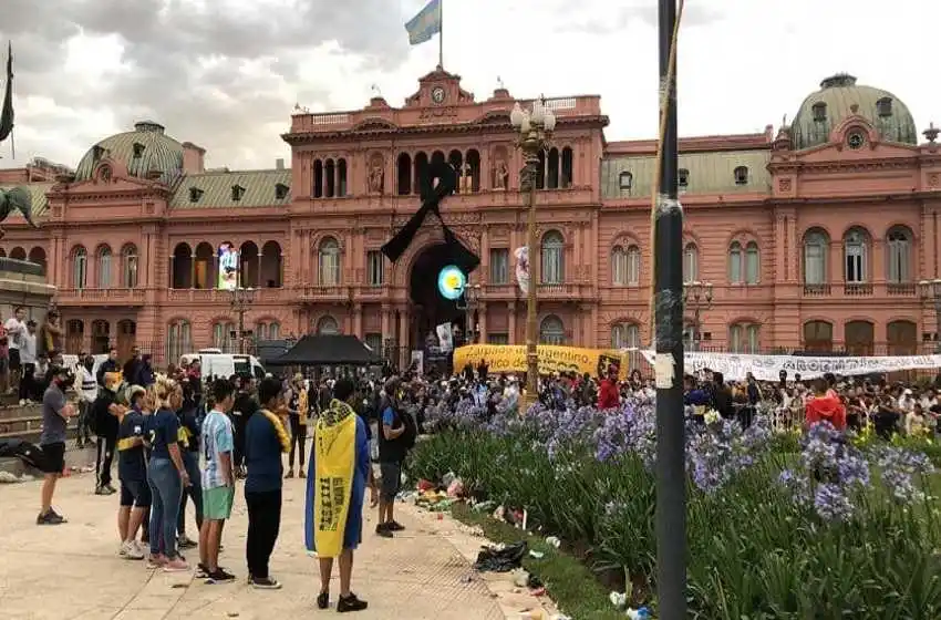 Un documento muestra que el gobierno dio la orden que desató el caos en el velorio y  Alberto respondió