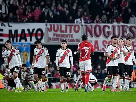 La decepción de los jugadores de River ante otro golpe.