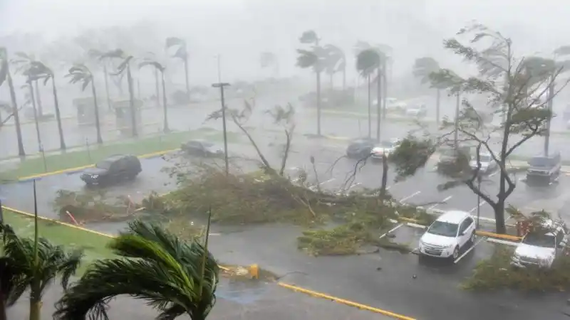 El huracán María sale de Puerto Rico dejando la isla arrasada