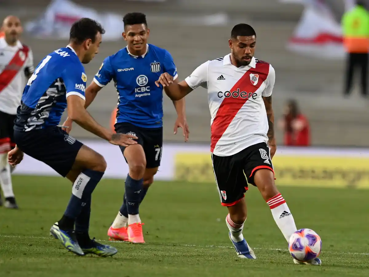 River jugó mal, perdió y quedó lejos de la punta