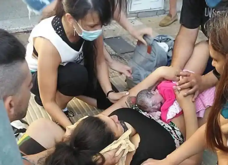 Volvía de trabajar y terminó siendo partera de una beba que nació en plena vereda en Munro: "La vida es un milagro"
