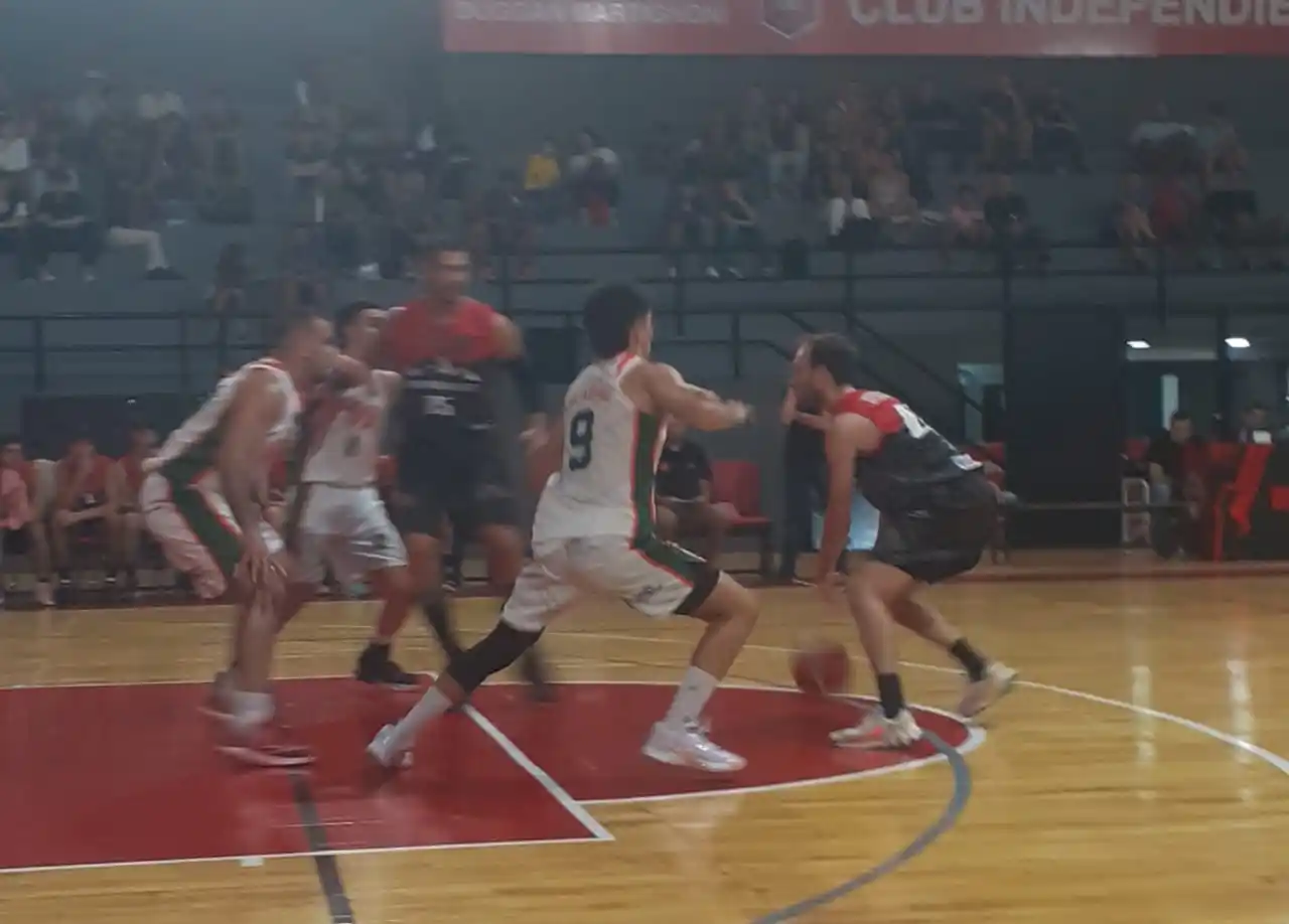 Ariel Weisbeck ataca el aro ante la marca de Villarroel.