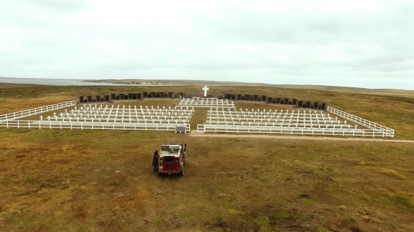 Familiares de caídos viajarán a Malvinas. (Foto: drone TN)