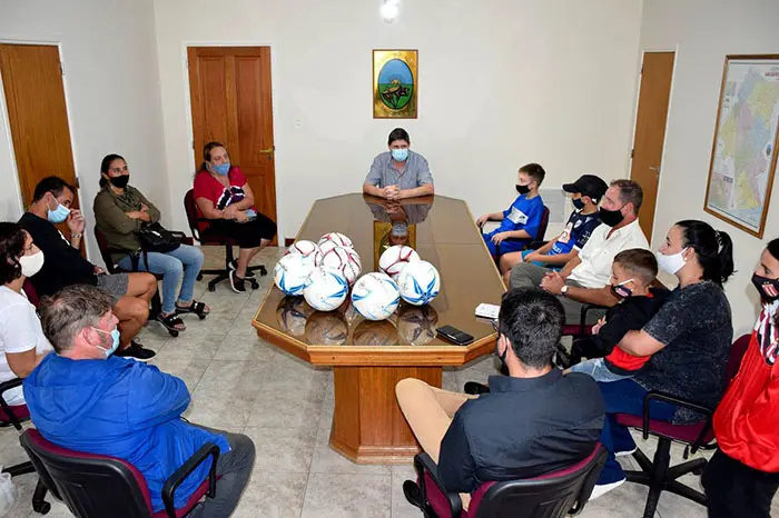 Aporte de material para los clubes de San Cayetano