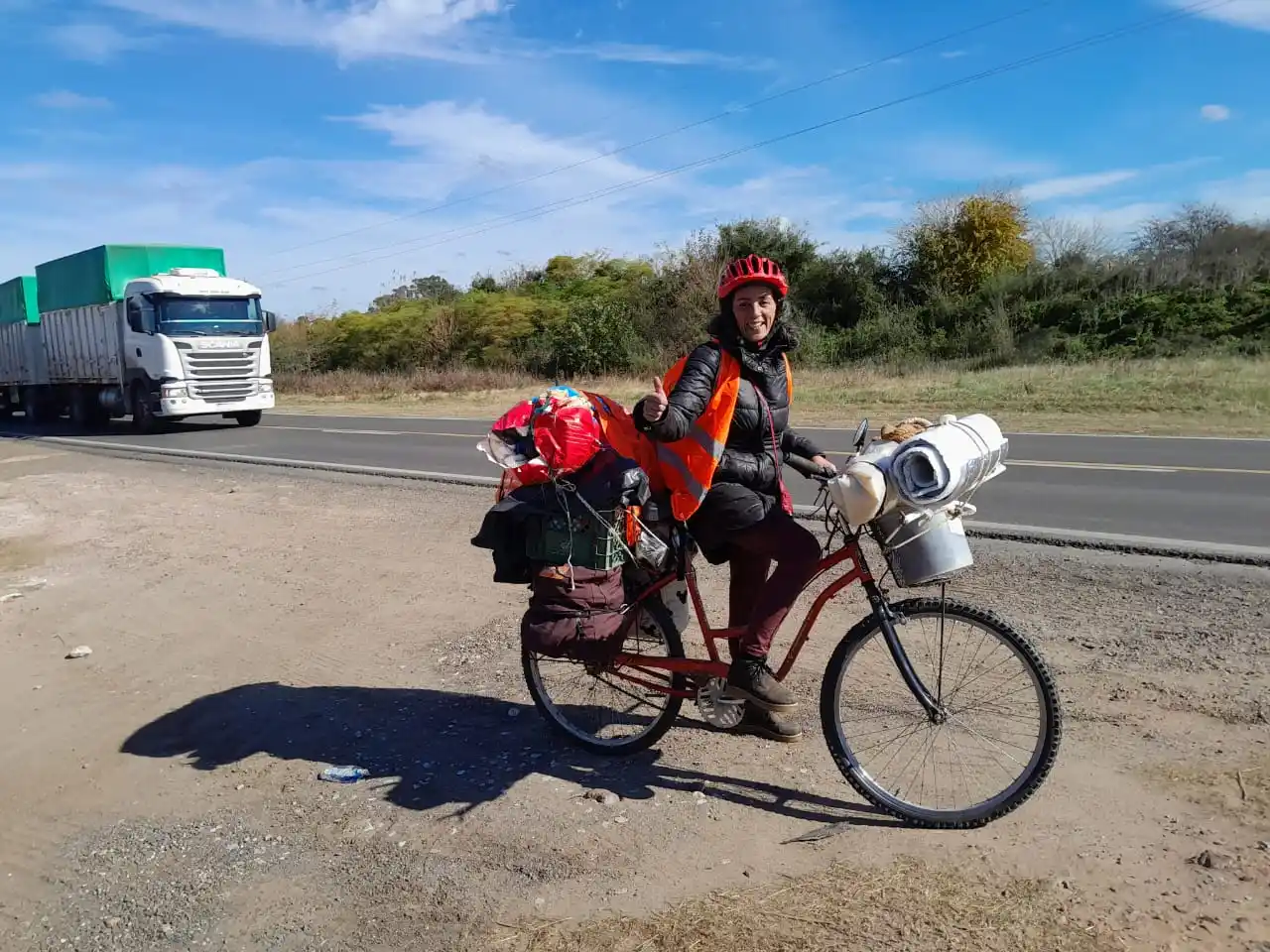 Teresita Cardoso viaja en bicicleta hacia Salta para participar en la “Fiesta del Milagro”