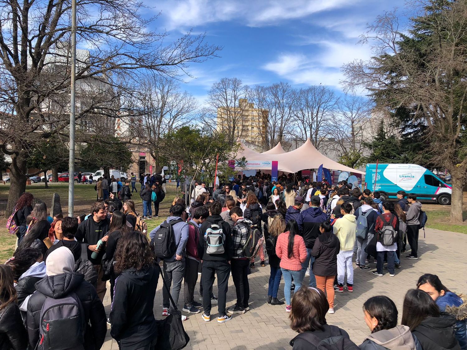 Cientos de jóvenes se reunieron en la plaza Martín Rodríguez.