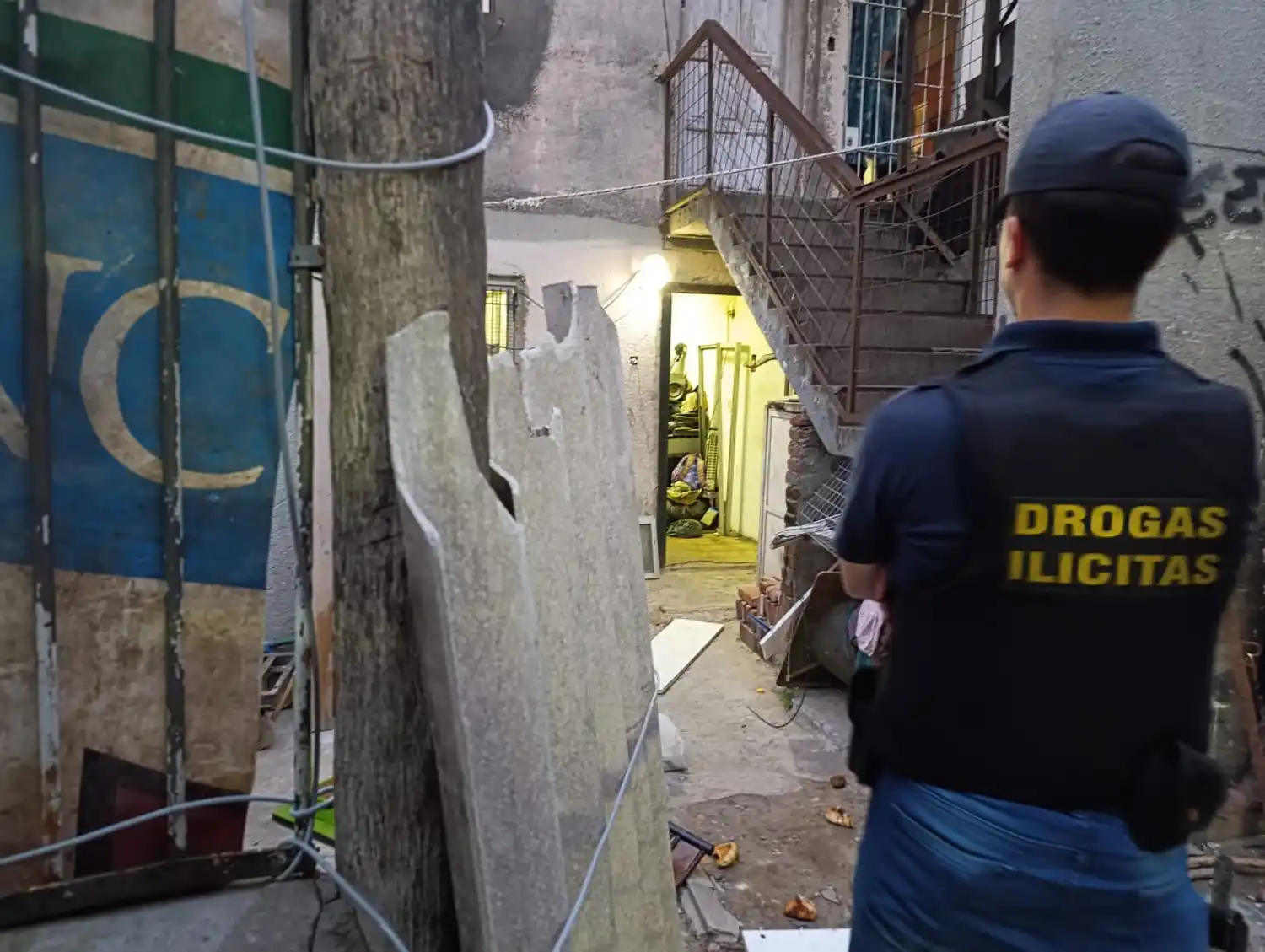 La policía realizó hoy allanamientos en viviendas de Chile y Roca y Chile y Peña.