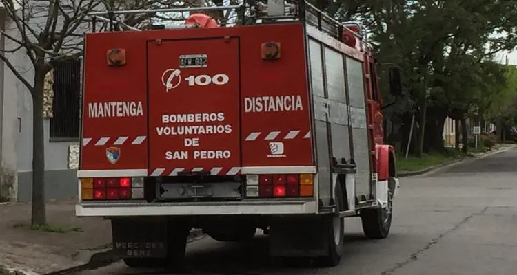Bomberos sofocaron un incendio en un auto