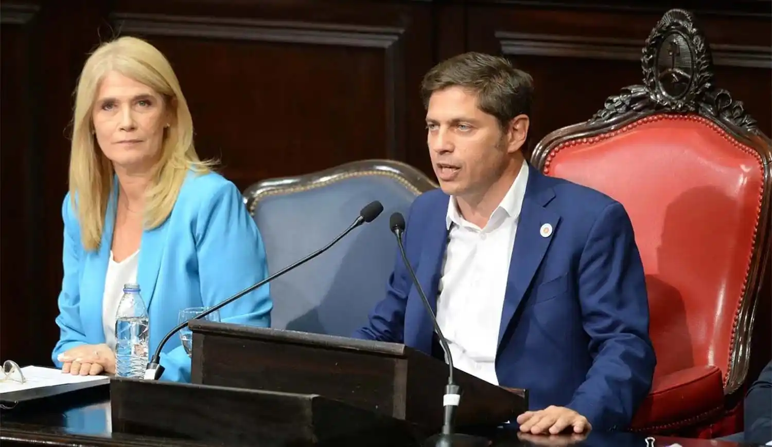 Archivo: Axel Kicillof y Verónica Magario en el Senado bonaerense. El gobernador busca destrabar la negociación por el endeudamiento provincial.