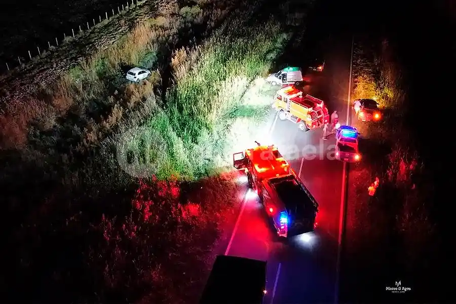 Por esquivar otro accidente terminó con su auto volcado banquina