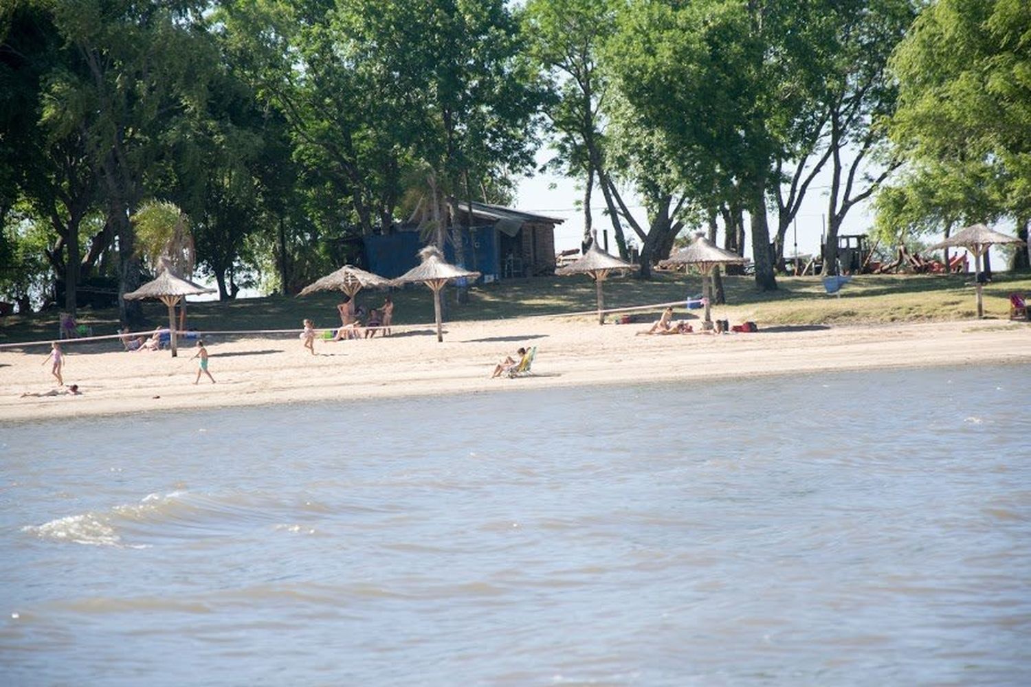 En Cerros Indios pusieron una cinta entre las sombrillas de paja en señal del uso prohibido de la playa, pero poco importó.