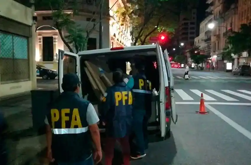 La policía retiró 31 obras de arte del departamento de Cristina Kirchner