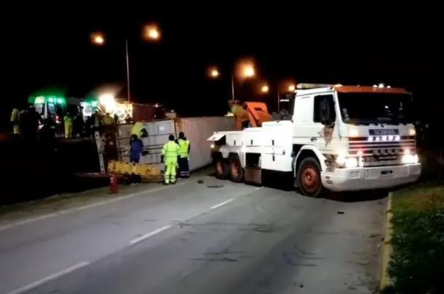 En el momento del siniestro, quien conducía el auto se encontraba fuera del rodado cambiando la rueda y en el interior se encontraban su familia.