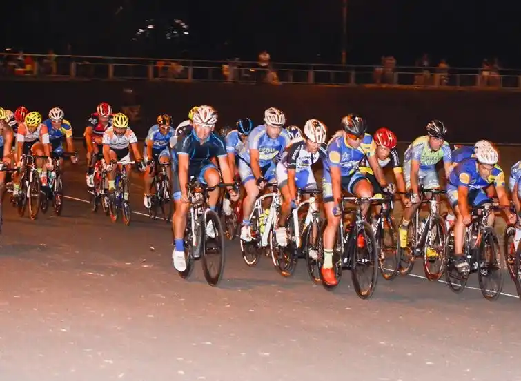 Exequiel Bauer se quedó con la prueba nocturna en el velódromo