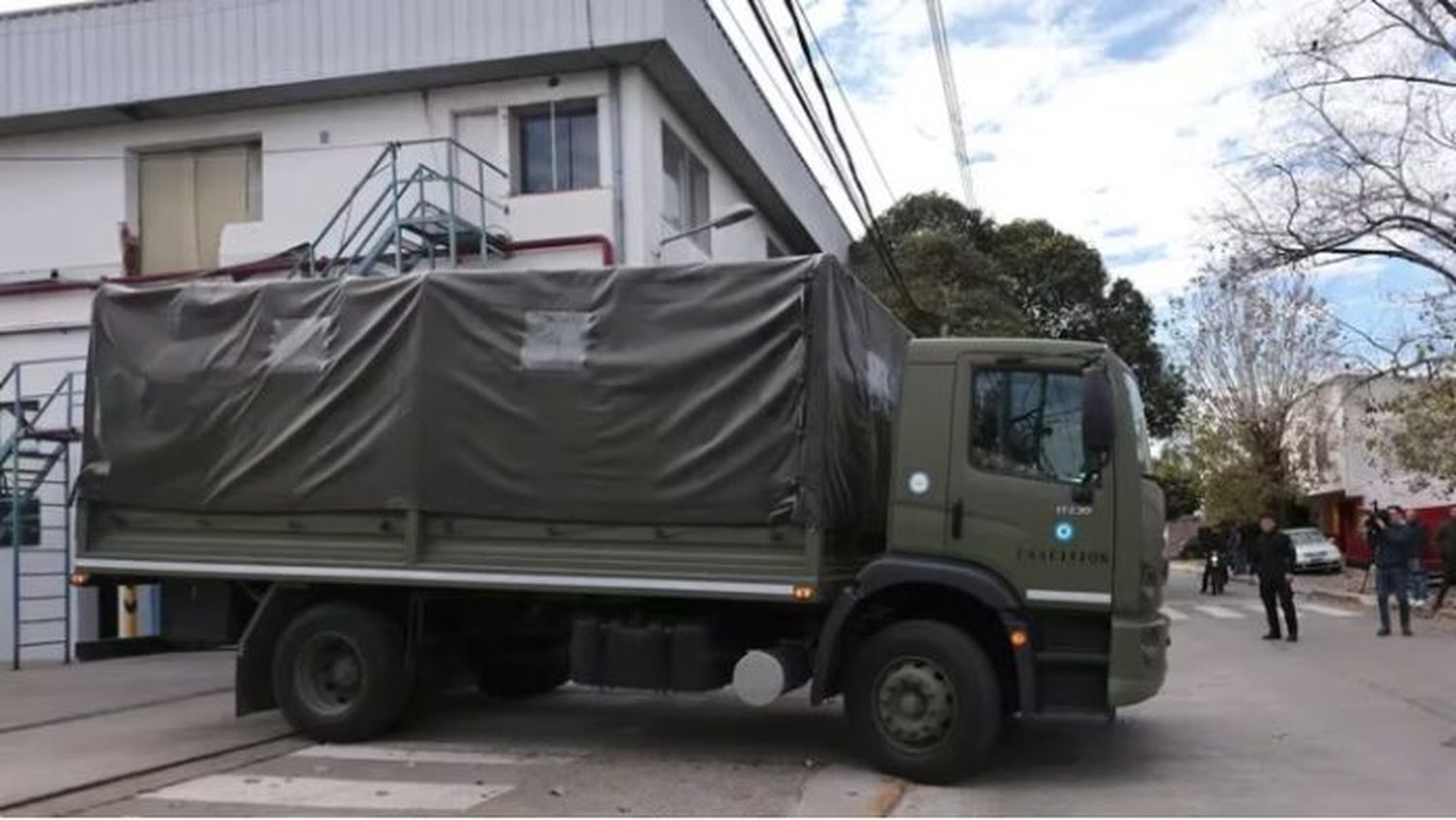 Camiones del Ejército reparten la comida.