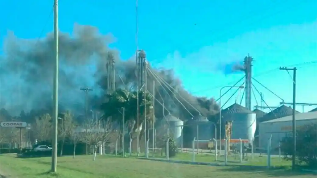 Pérdida cuantiosa al incendiarse un silo de la planta de COOPAR en Nogoyá