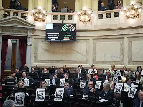 En la votación general, fueron 52 votos a favor y 4 abstenciones, sin negativos.