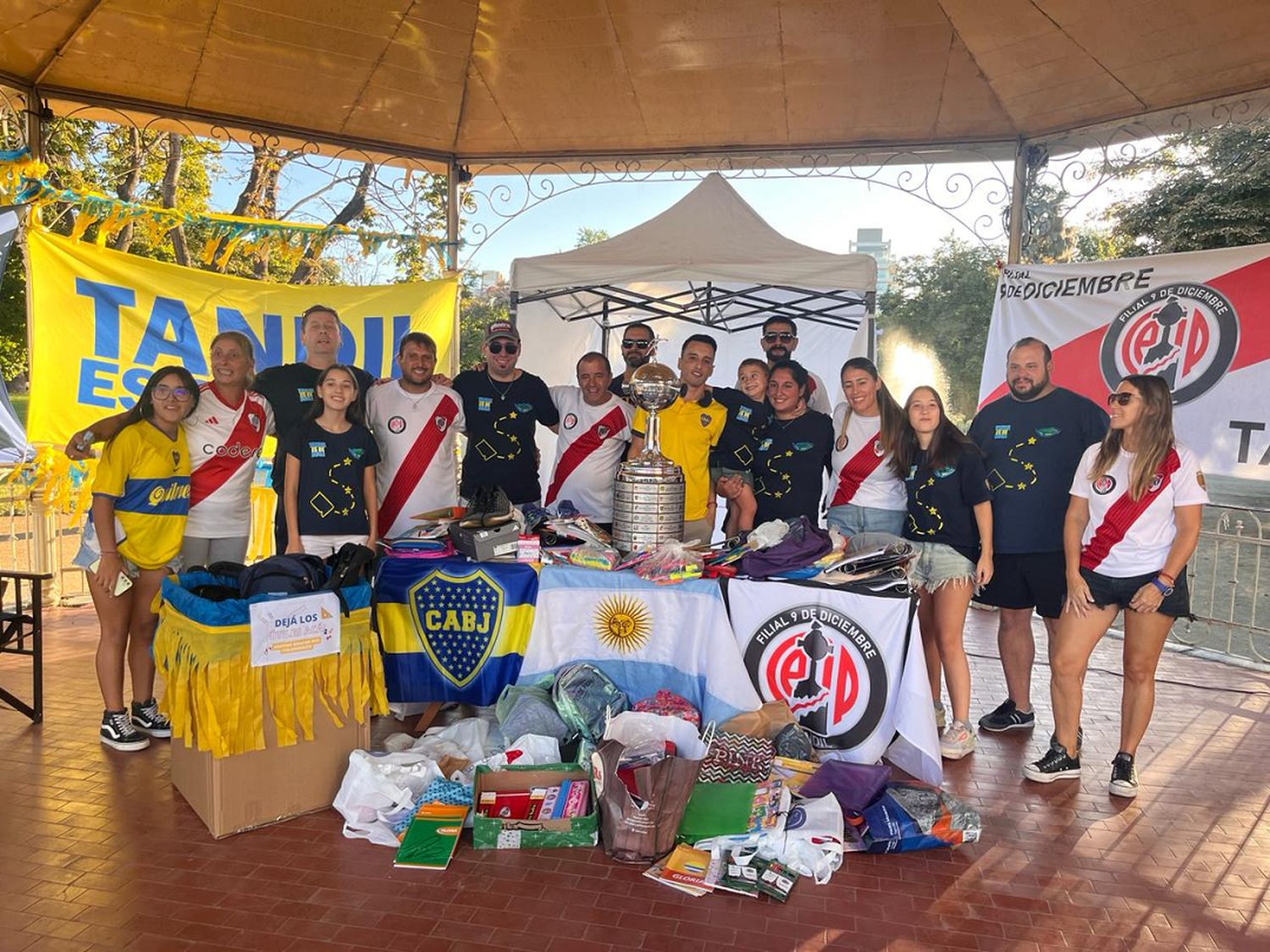 Cientos de tandilenses se sacaron su foto con la Libertadores en una movida solidaria